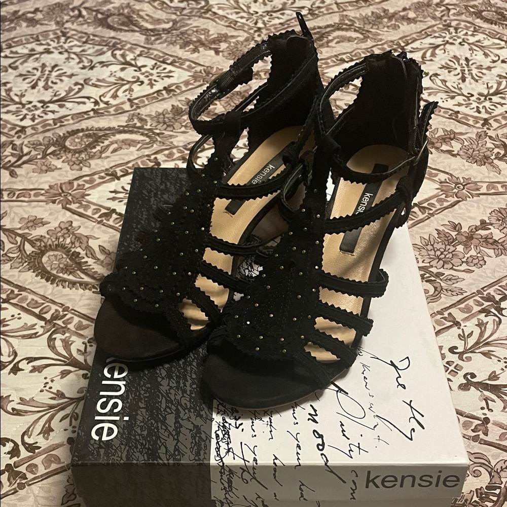Kensie Black Strappy Zip Up Sandl with Studs